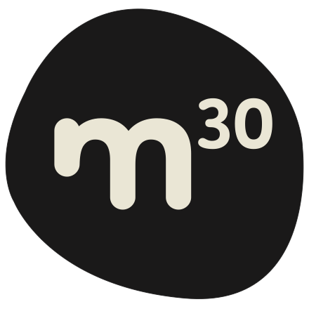 Logo des Gemeinschaftsbüros Markt 30: weißes „m“ mit hochgestellter 30 auf dunkler, runder Fläche
